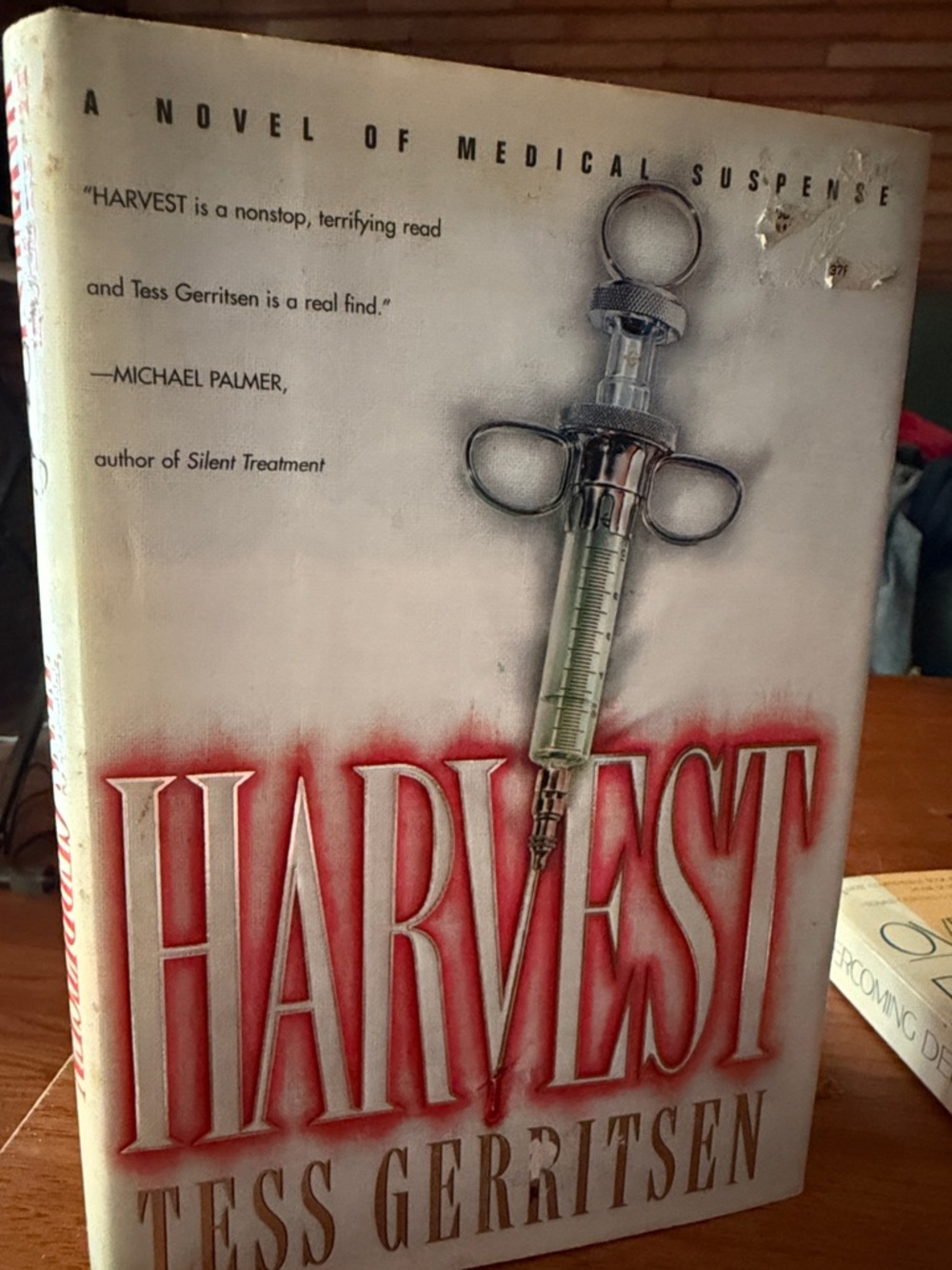 Harvest by Tess Gerritsen - White & Red Hardcover